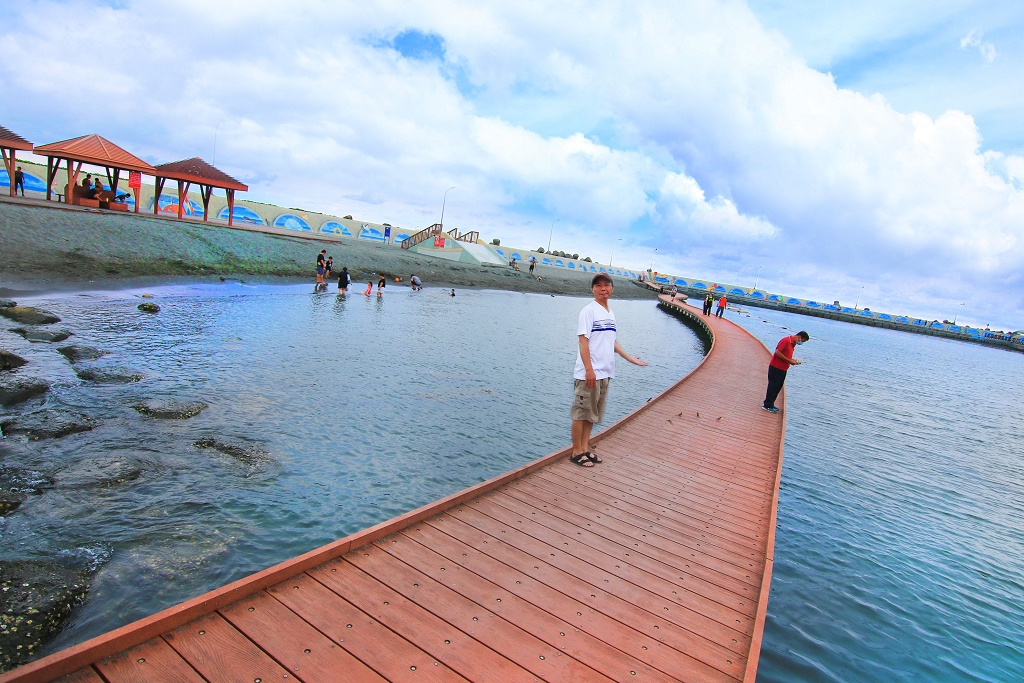延伸閱讀：高雄「彌陀漁港海岸光廊」海上步道風漫拂，玩沙、玩水、抓螃蟹
