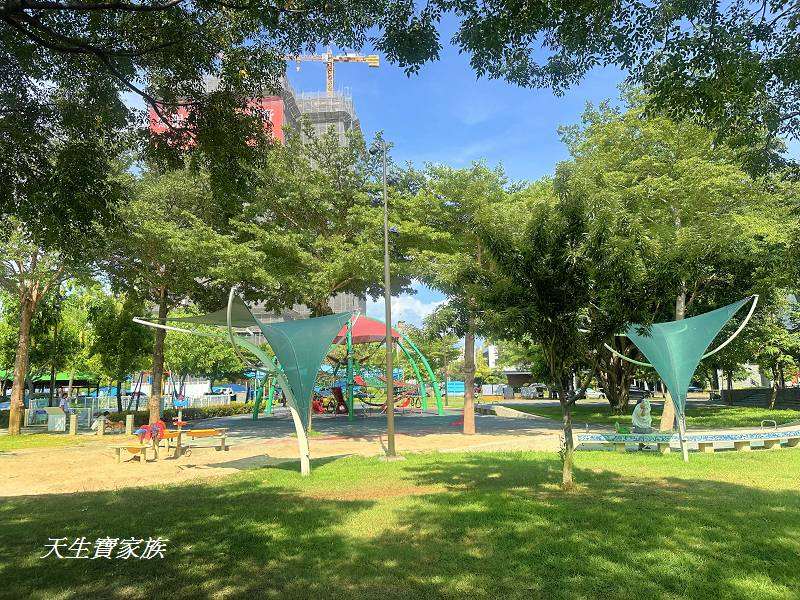 台中景點、黎新公園、台中親子景點、台中溜滑梯、台中特色公園、黎新公園共融遊戲場、黎新公園遊戲場、李科永紀念圖書館