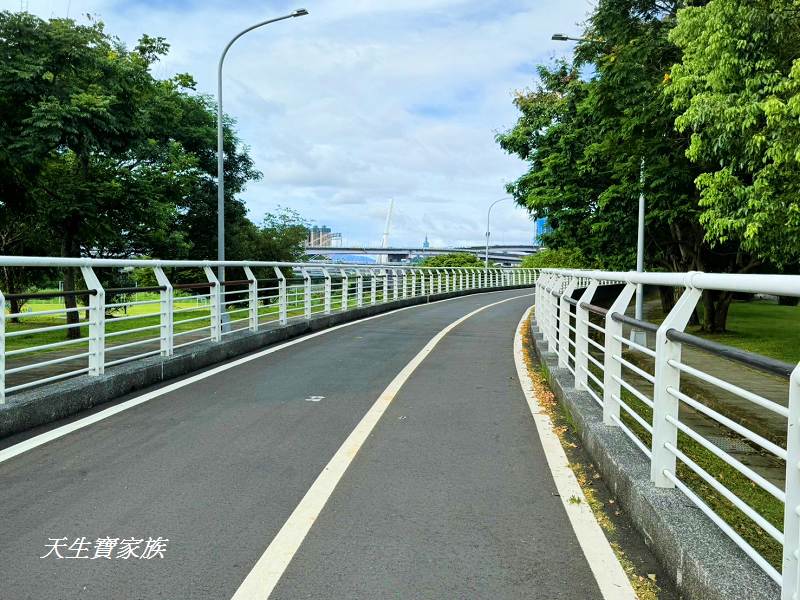 新北市景點,新店景點,陽光運動公園設施,陽光運動公園,陽光運動公園 兒童遊樂場,陽光運動公園 戲水區,陽光公園,陽光運動公園交通,陽光運動公園輕軌站,陽光運動公園輕軌時刻表,陽光運動公園捷運站,陽光運動公園附近美食,陽光運動公園櫻花,陽光運動園區兒童遊戲場