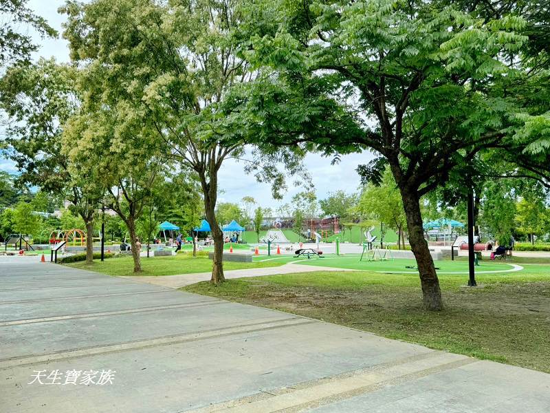 新北市景點,新店景點,陽光運動公園設施,陽光運動公園,陽光運動公園 兒童遊樂場,陽光運動公園 戲水區,陽光公園,陽光運動公園交通,陽光運動公園輕軌站,陽光運動公園輕軌時刻表,陽光運動公園捷運站,陽光運動公園附近美食,陽光運動公園櫻花,陽光運動園區兒童遊戲場