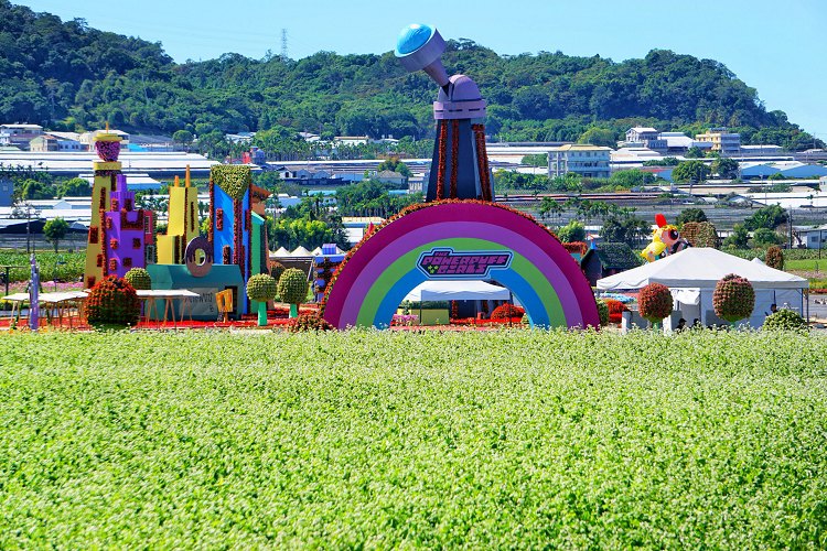 網站近期文章：台中【2025新社花海暨臺中國際花毯節】飛天小女警超萌的，停車場交通資訊接駁車