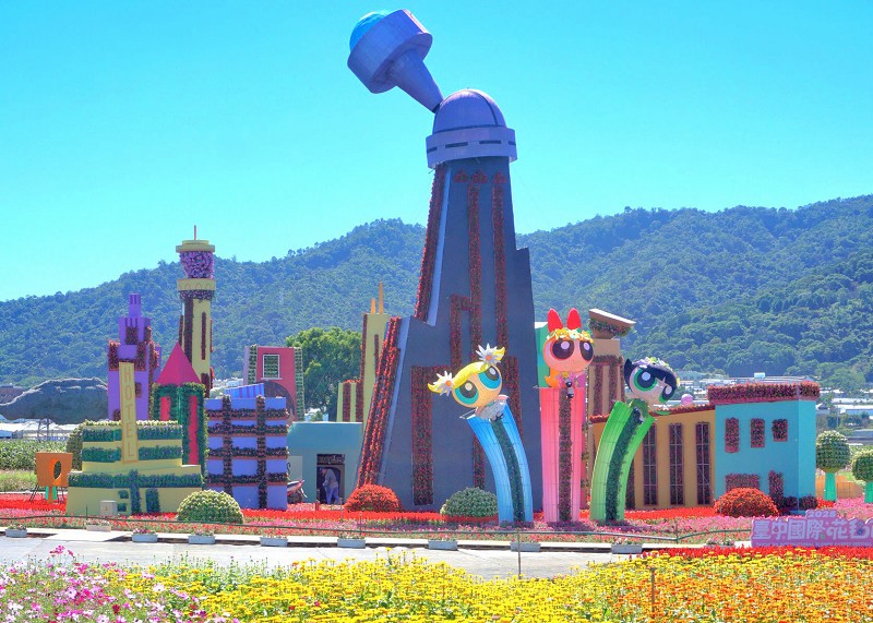 網站近期文章：台中【2025新社花海暨臺中國際花毯節】飛天小女警超萌的，停車場交通資訊接駁車