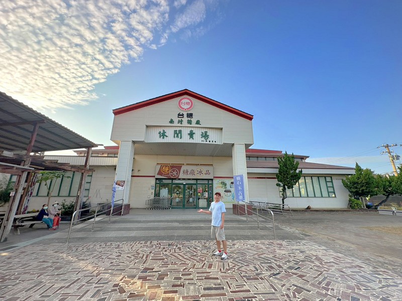 網站近期文章：嘉義水上【南靖糖廠休閒廣場】百年糖廠變身觀光園區！吃冰、散步、買伴手禮～免費順遊景點也是很可以