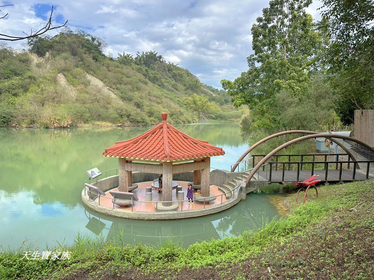 網站近期文章：台南龍崎【牛埔泥岩水土保持教學園區】牛埔夢幻湖美到像仙境的水中涼亭秘境，這麼美卻沒人