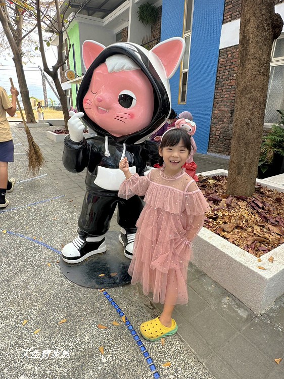 枋寮新景點、枋寮彩虹藝鐵園區、枋寮彩虹藝鐵、枋寮彩虹藝鐵的評論、枋寮彩虹藝鐵的圖片、屏東彩虹藝術村