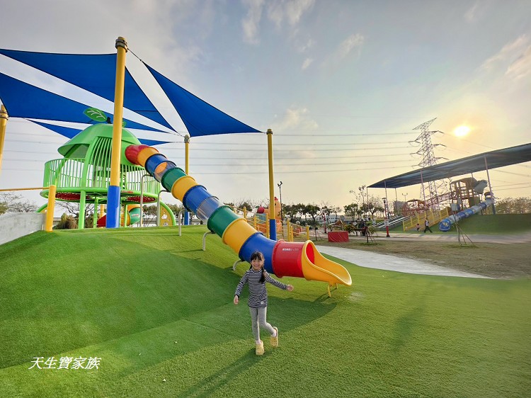 網站近期文章：彰化【社頭里樂公園】全新千坪親子公園～織襪滑梯＋芭樂遊戲塔＋交通主題滑步車場，一次玩爆