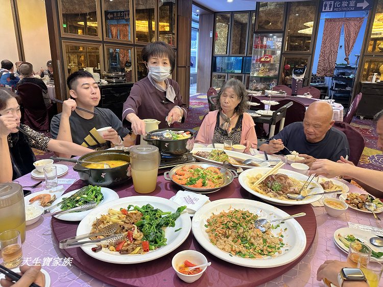網站近期文章：南投草屯美食｜成都生活美食館 老字號合菜餐廳，整桌菜色澎湃到吃不完，難怪聚餐、尾牙、婚宴都指定